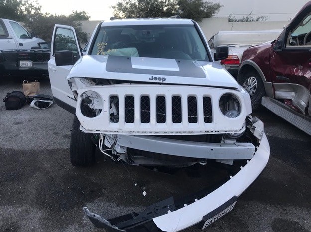 Jeep with front bummer hanging off